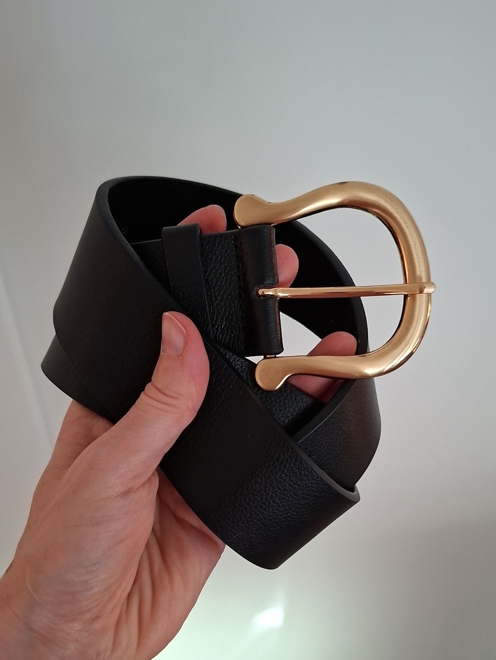 Wide Black Leather Waist Belt with Horseshoe-shaped Gold Buckle (Size M/L)